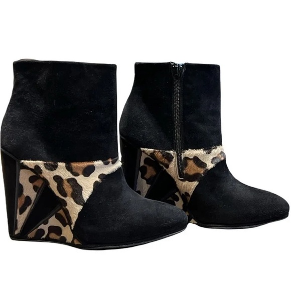 Gorgeous STUART WEITZMAN "Partnership" Black/Leopard Wedge Runway Boots size 7 - Picture 2 of 8